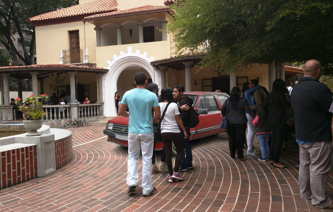 Funeraria Vallés habilita estacionamiento para darle último adiós a carros que no podrán ser reparados