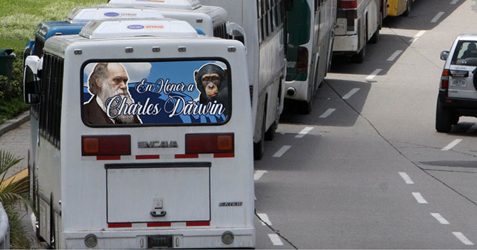 Camionetero ateo rotula su Encava: "En Honor a Charles Darwin"