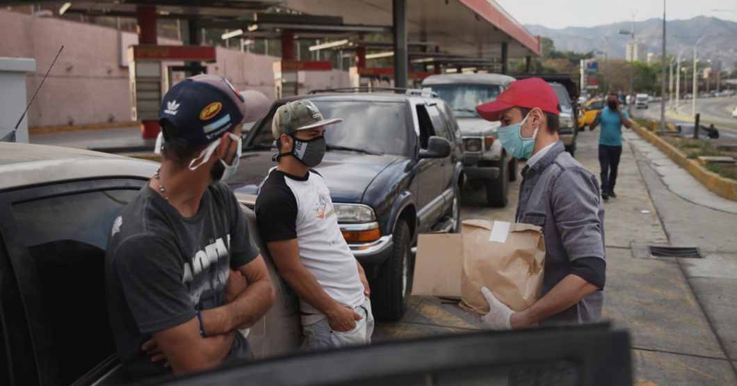 "Ya Venezuela se arregló", dice chamo que ahora puede pedir delivery desde cola de 3 días para poner gasolina