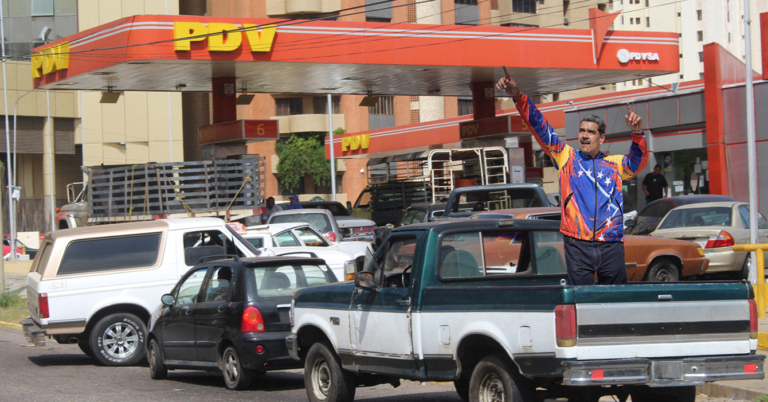 Maduro se toma foto en cola de gasolina del Táchira para que se vea más gente