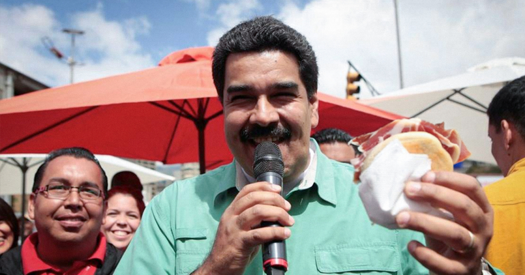 Maduro demuestra ser el candidato del pueblo comiéndose una arepa de jamón serrano en la calle