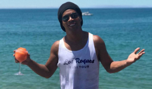 Ronaldinho llega a Venezuela a probar el mundialmente famoso tusi de Los Roques