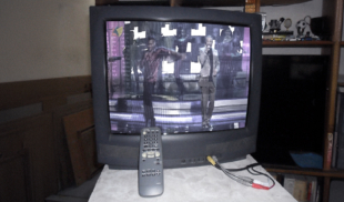 TVES obtiene su primer televidente por culpa de señor al que se le dañaron las pilas del control