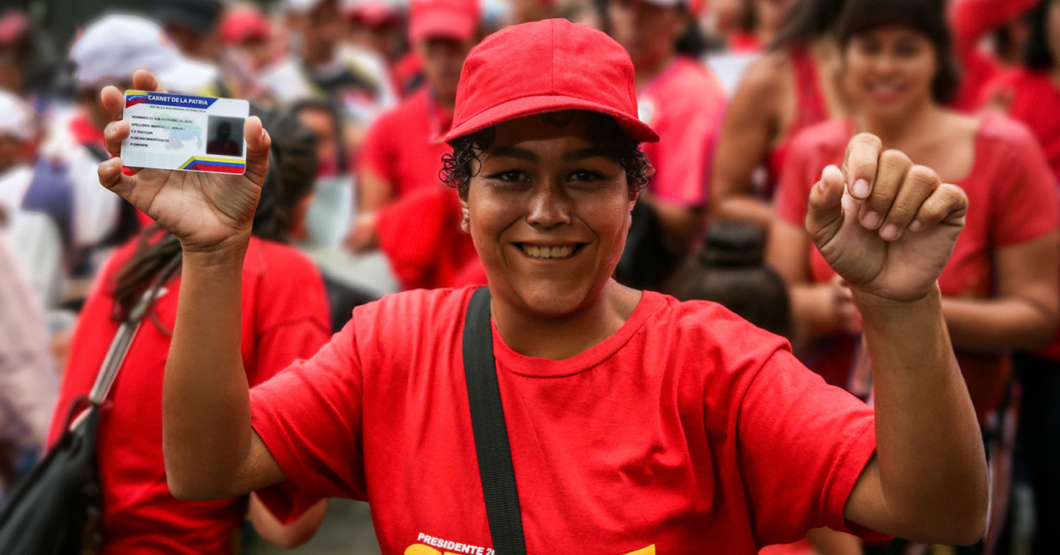 "Si la oposición gana no vamos tener educación pública", dice chavista que no sabe leer