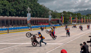 Confunden entierro malandro con desfile del día de la Independencia