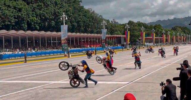 Confunden entierro malandro con desfile del día de la Independencia