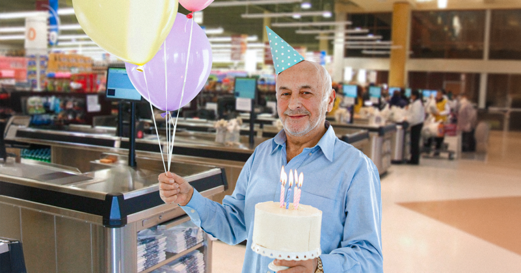 Señor celebra su tercer cumpleaños en el supermercado esperando a que verifiquen el Zelle