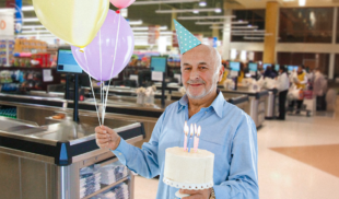 Señor celebra su tercer cumpleaños en el supermercado esperando a que verifiquen el Zelle