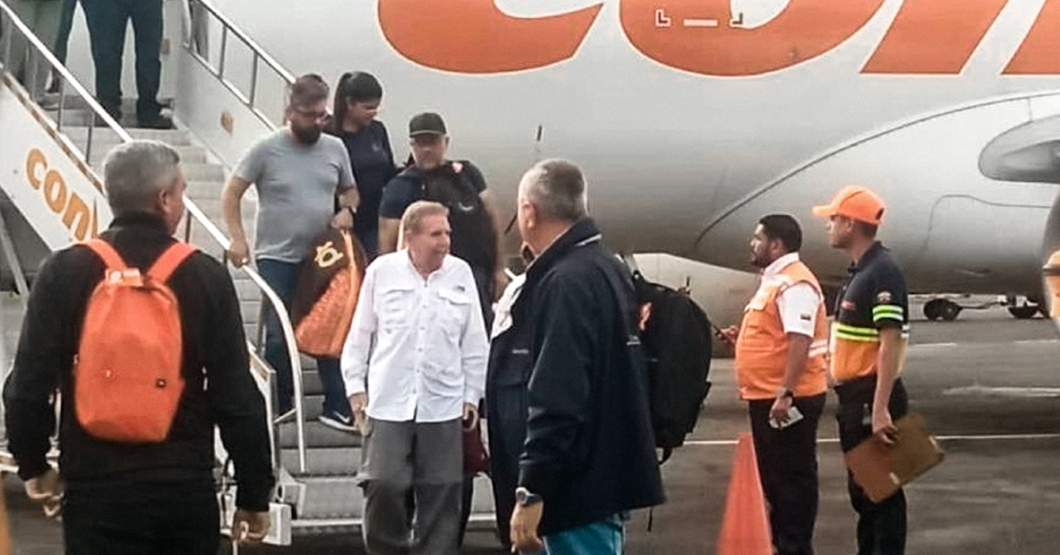 Conviasa no deja abordar a Edmundo ni a nadie porque todavía están averiguando cómo abre la puerta del avión