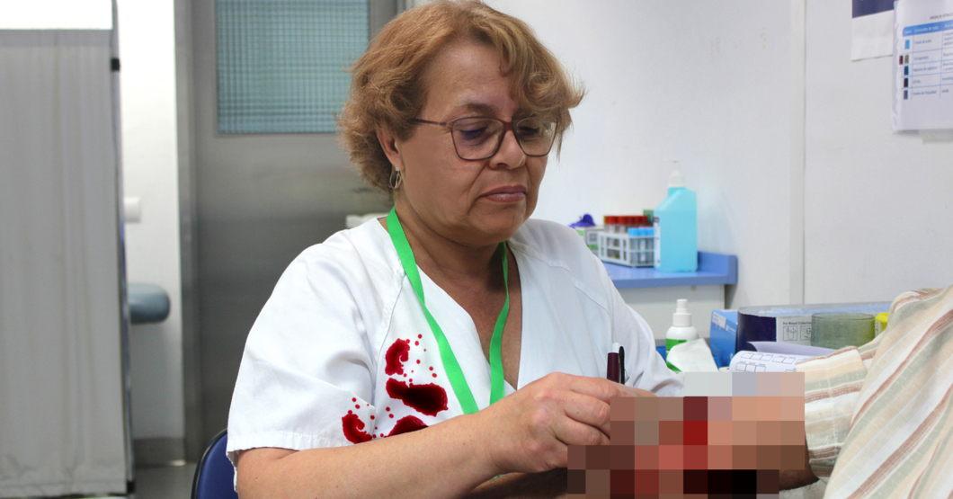 Enfermera amputa brazo a paciente intentando agarrarle la vena