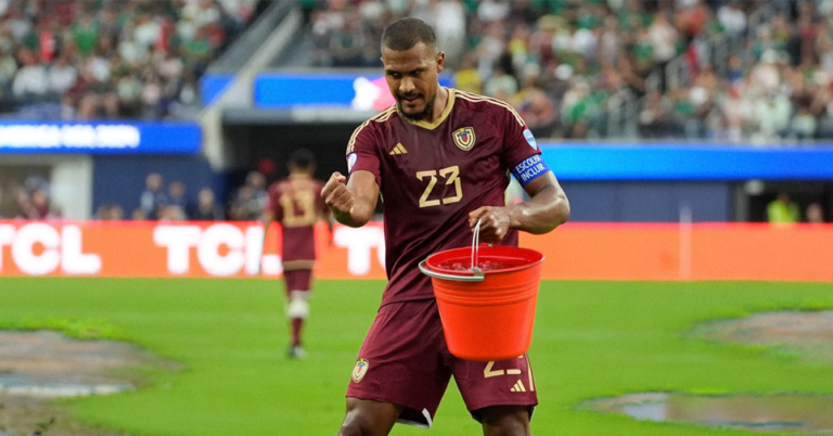 FVF pone a los jugadores a vaciar tobos de agua sobre campo de juego