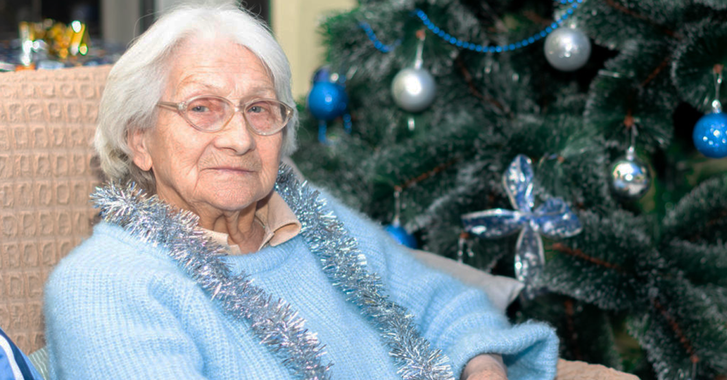 Abuela le saca el jamón al pan de jamón para que no arruine sabor de las aceitunas