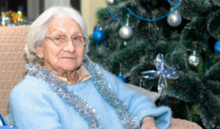 Abuela le saca el jamón al pan de jamón para que no arruine sabor de las aceitunas