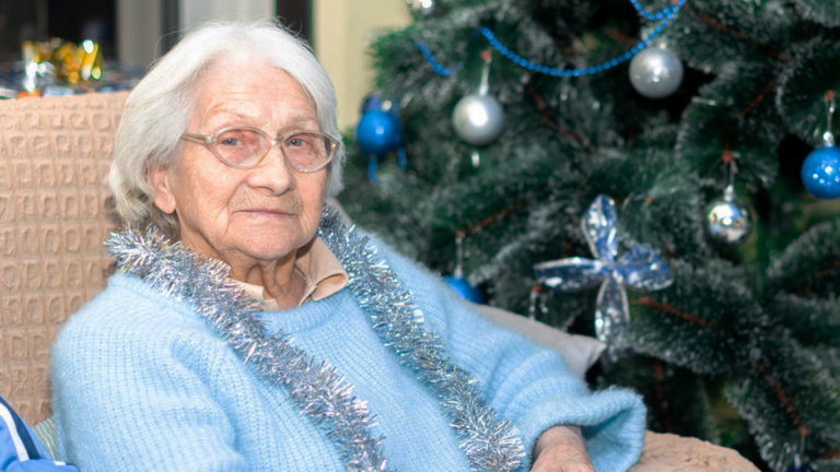 Abuela le saca el jamón al pan de jamón para que no arruine sabor de las aceitunas