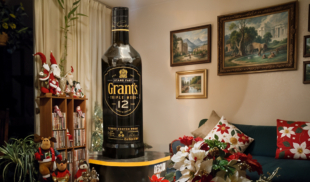 Familia decide que este año su arbolito de Navidad se cambia<br>por una botella gigante de Grant’s