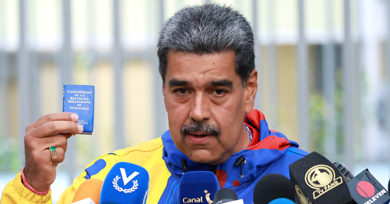 Maduro acusa a la constitución de conspirar para derrocarlo