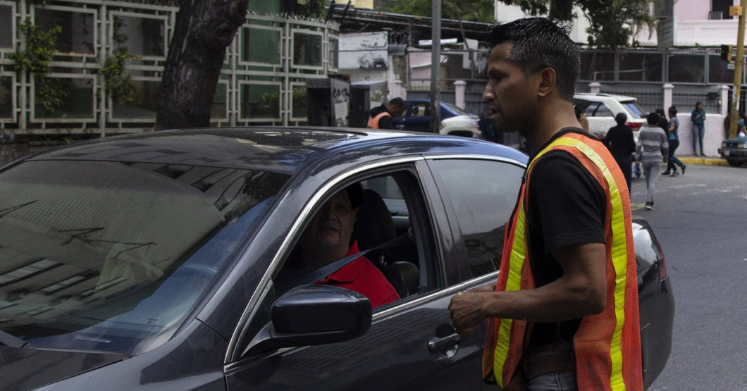 Parquero le cobra a señor por observar cómo le roban la batería