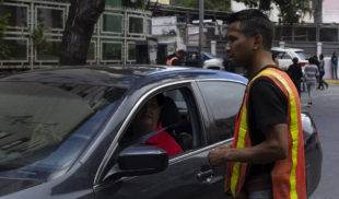 Parquero le cobra a señor por observar cómo le roban la batería