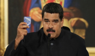 Maduro pregunta quién fue el imbécil que redactó la constitución del 99