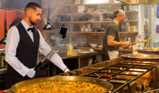 Despiden a valet parking de restaurante por no saber manejar las redes, atender mesas ni cocinar paella