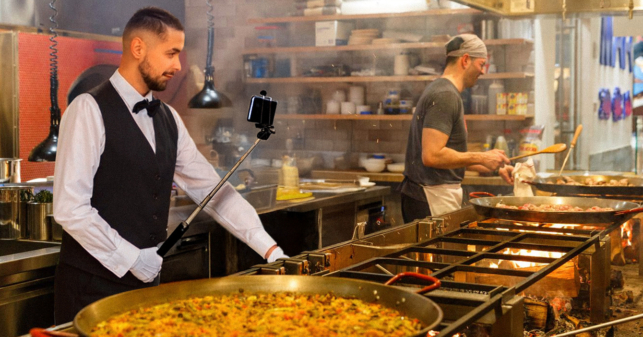 Despiden a valet parking de restaurante por no saber manejar las redes, atender mesas ni cocinar paella