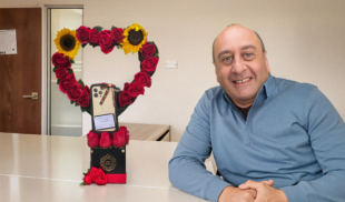 Señor olvida comprar regalo de San Valentín a su esposa por comprarle iPhone 16 a la pasante de la empresa