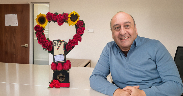 Señor olvida comprar regalo de San Valentín a su esposa por comprarle iPhone 16 a la pasante de la empresa