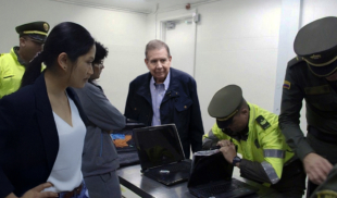 Edmundo se reúne con venezolanos en el cuartico del aeropuerto de Miami