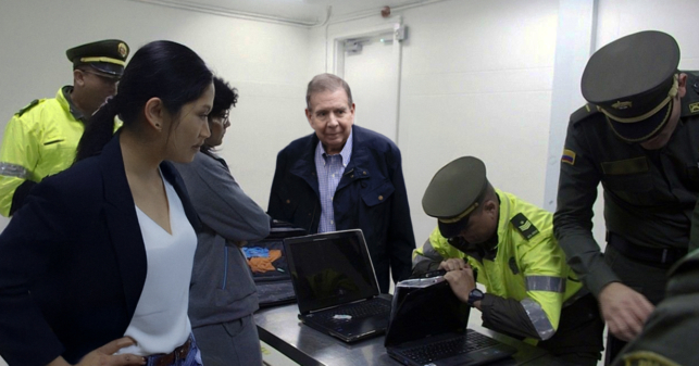 Edmundo se reúne con venezolanos en el cuartico del aeropuerto de Miami