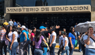 Ministerio de Educación prohíbe la elección de la reina del carnaval para que no saquen las actas