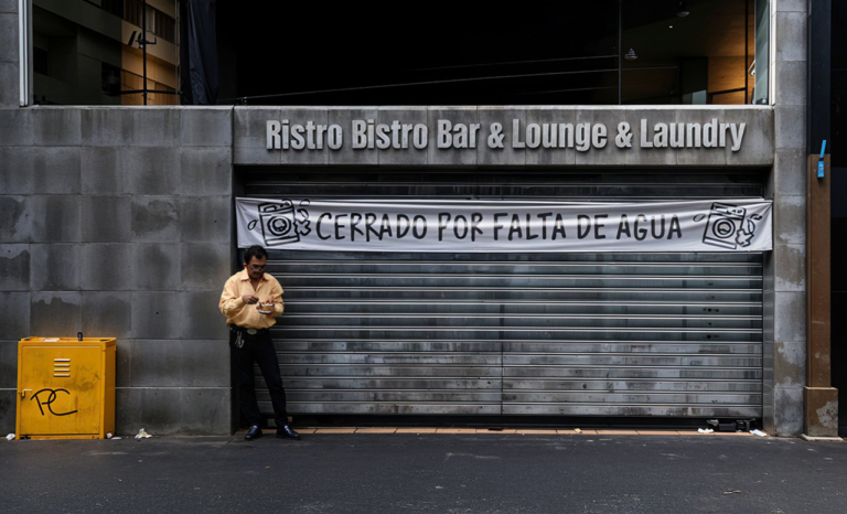 INCREÍBLE: Restaurante que lavaba dinero quiebra por falta de agua para lavar